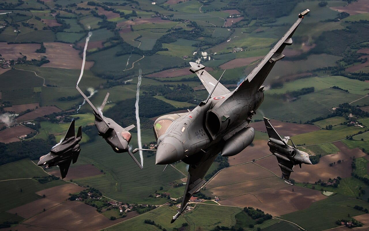 Los F-35A estadounidenses vuelan junto a los Rafale franceses.
