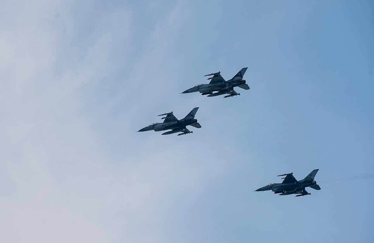 romanian-air-force-f-16-formation-baltic-air-policing