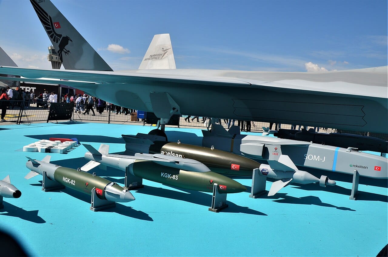 Ein maßstabsgetreues Modell des türkischen Kampfflugzeugs der fünften Generation TAI KAAN (TF-X).