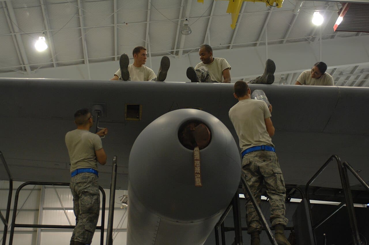 EC-130H Compass Call, ein Flugzeug zur elektronischen Kampfführung, das über Arizona fliegt