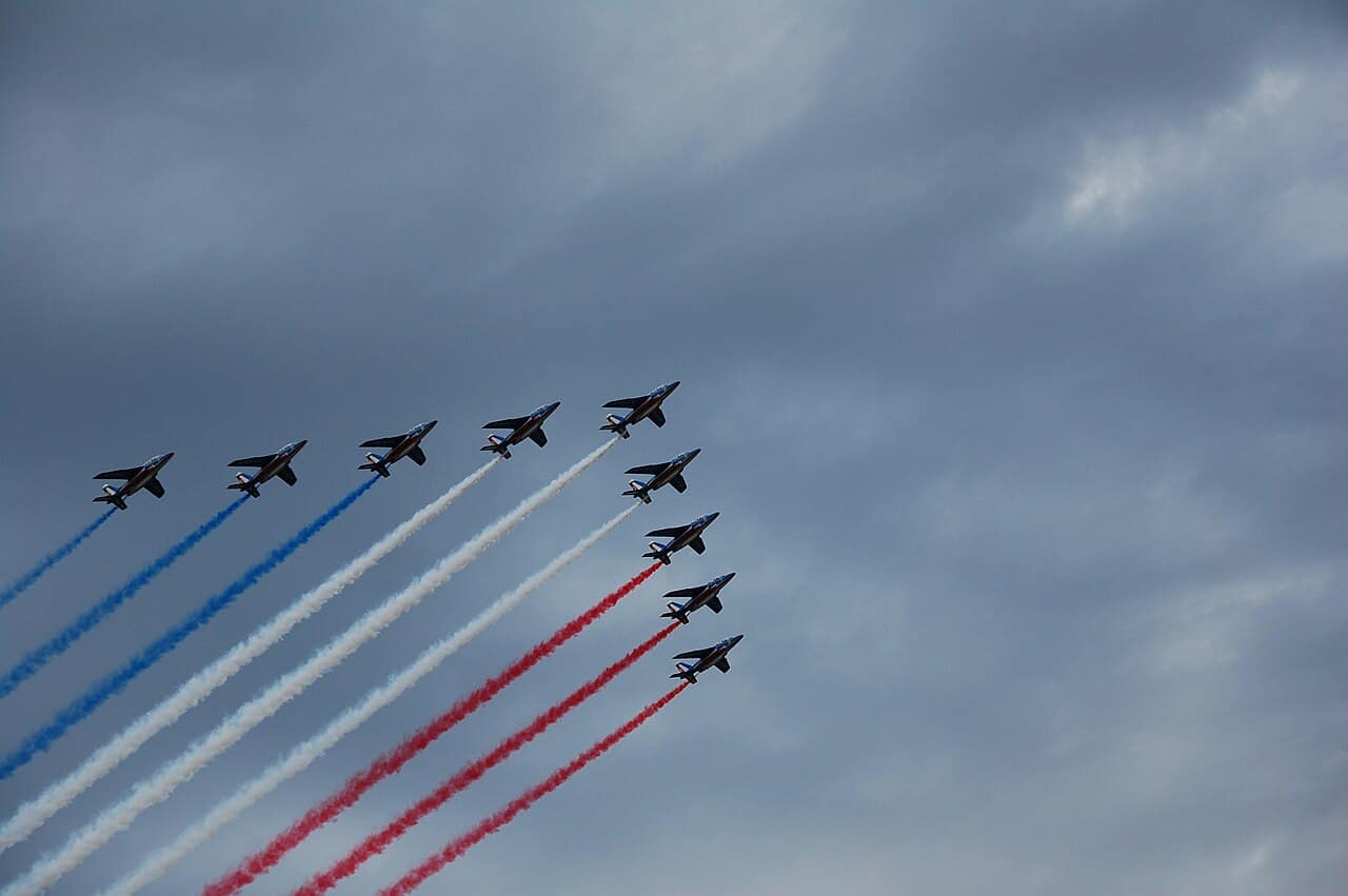 Aerei militari sorvolano Parigi durante la parata aerea del Giorno della Bastiglia.
