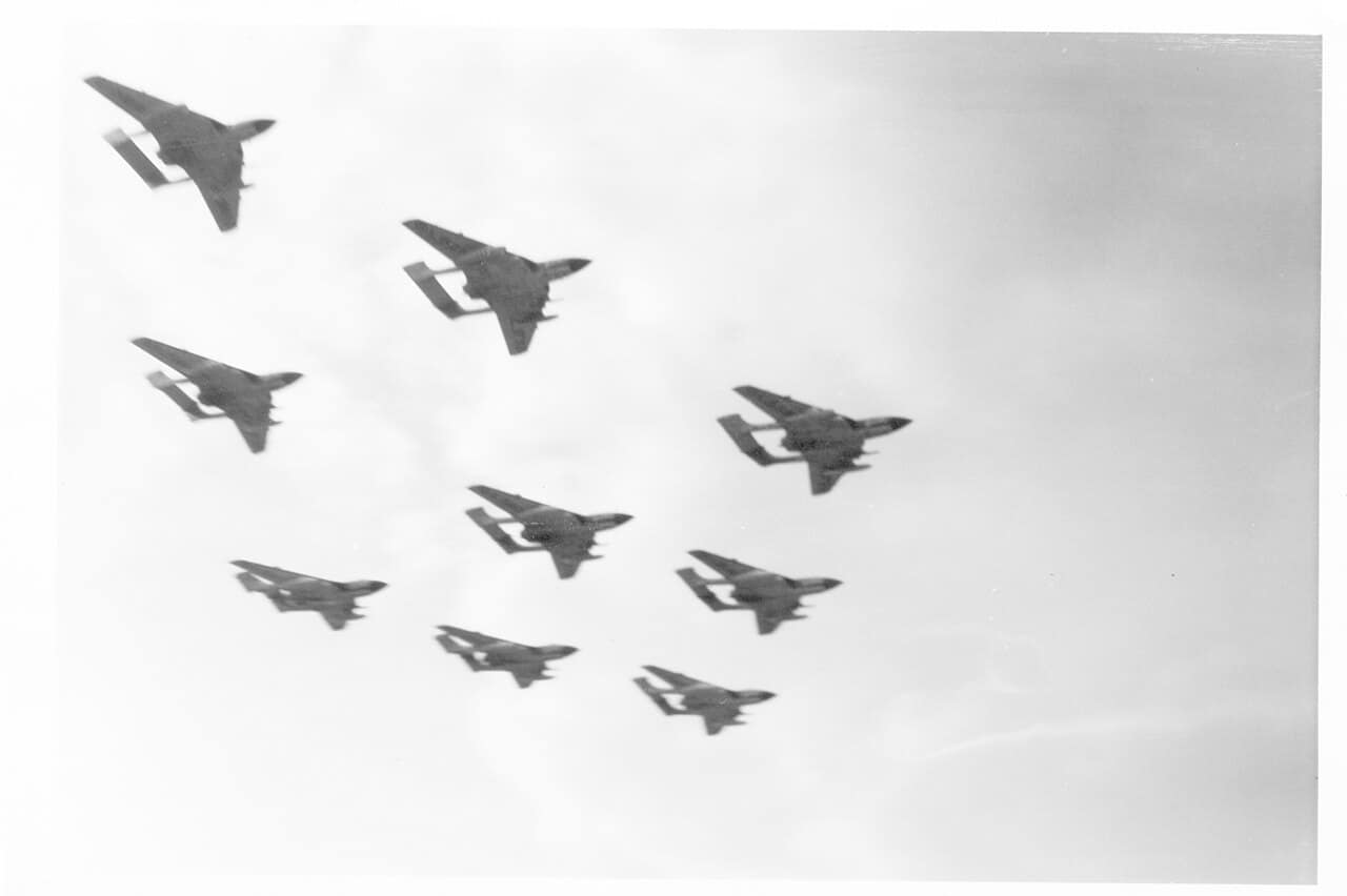 Una formación de Sea Vixens de la Royal Navy en 1961, que muestra la configuración de doble botalón.