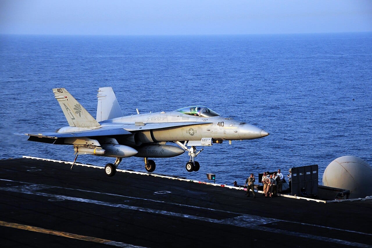 Atterrissage d'un FA-18C Hornet sur porte-avions Un FA-18C Hornet de l'escadron VFA-87 Golden Warriors atterrit sur l'USS George H.W. Bush.