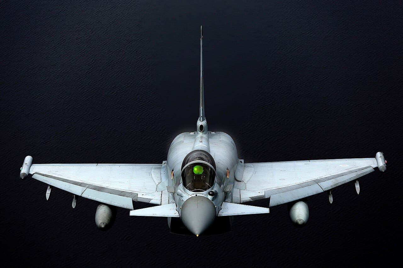 Un aereo da caccia Eurofighter Typhoon della RAF in volo.