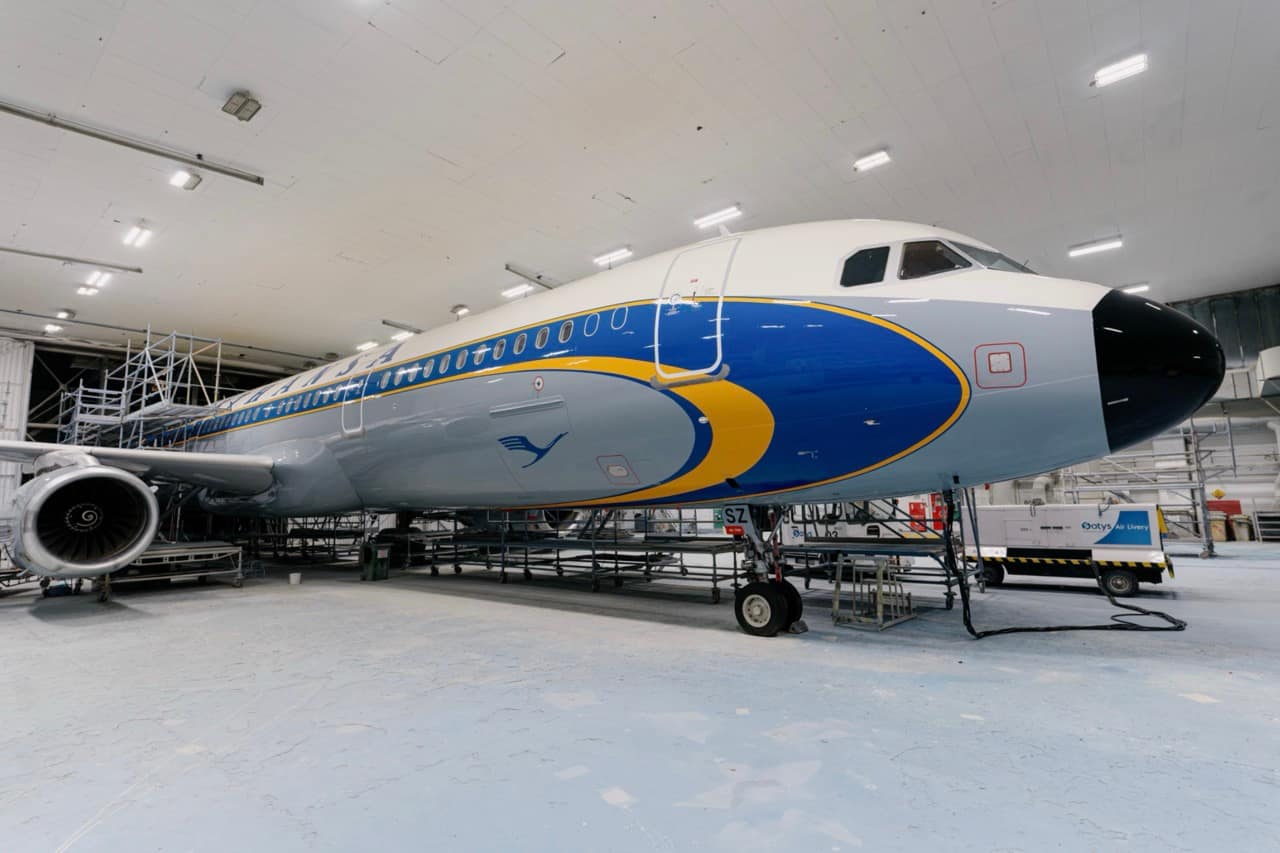 Lufthansa Airbus A321 D-AISZ painted in the retro 1950s Super Star parable livery