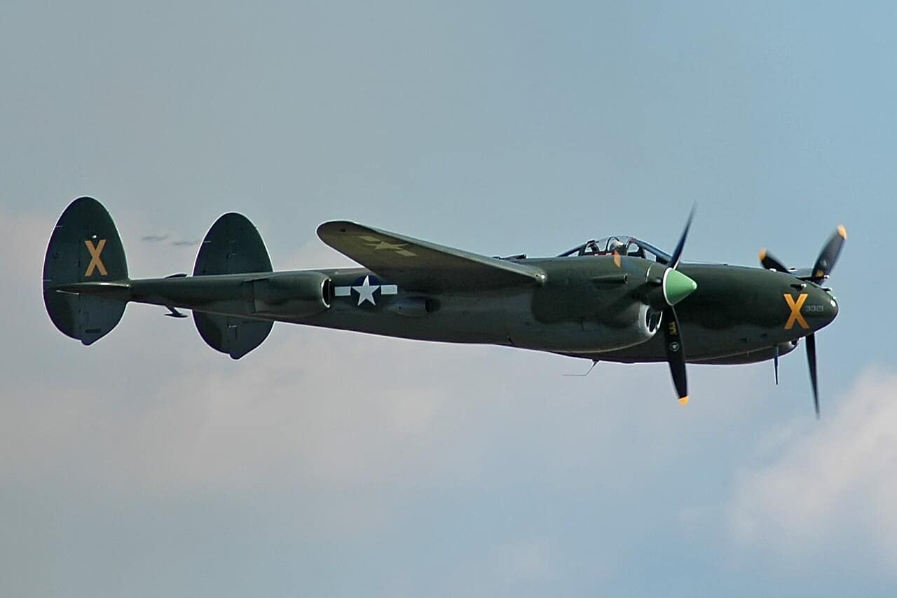 P-38 Lightning Warbird en vol