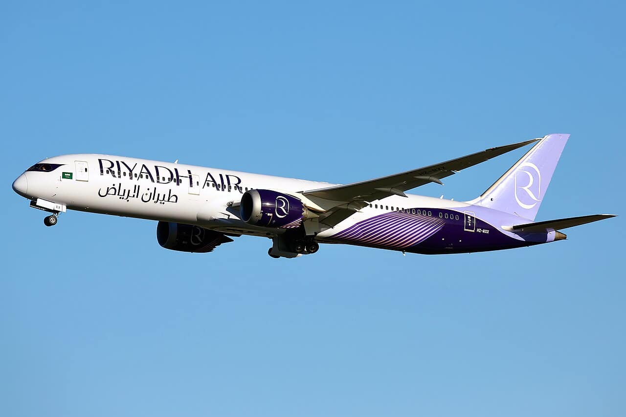 Boeing 787-9 de Riyadh Air Un Boeing 787-9 de Riyadh Air aux couleurs de la compagnie décolle de l'aéroport de Londres Heathrow.