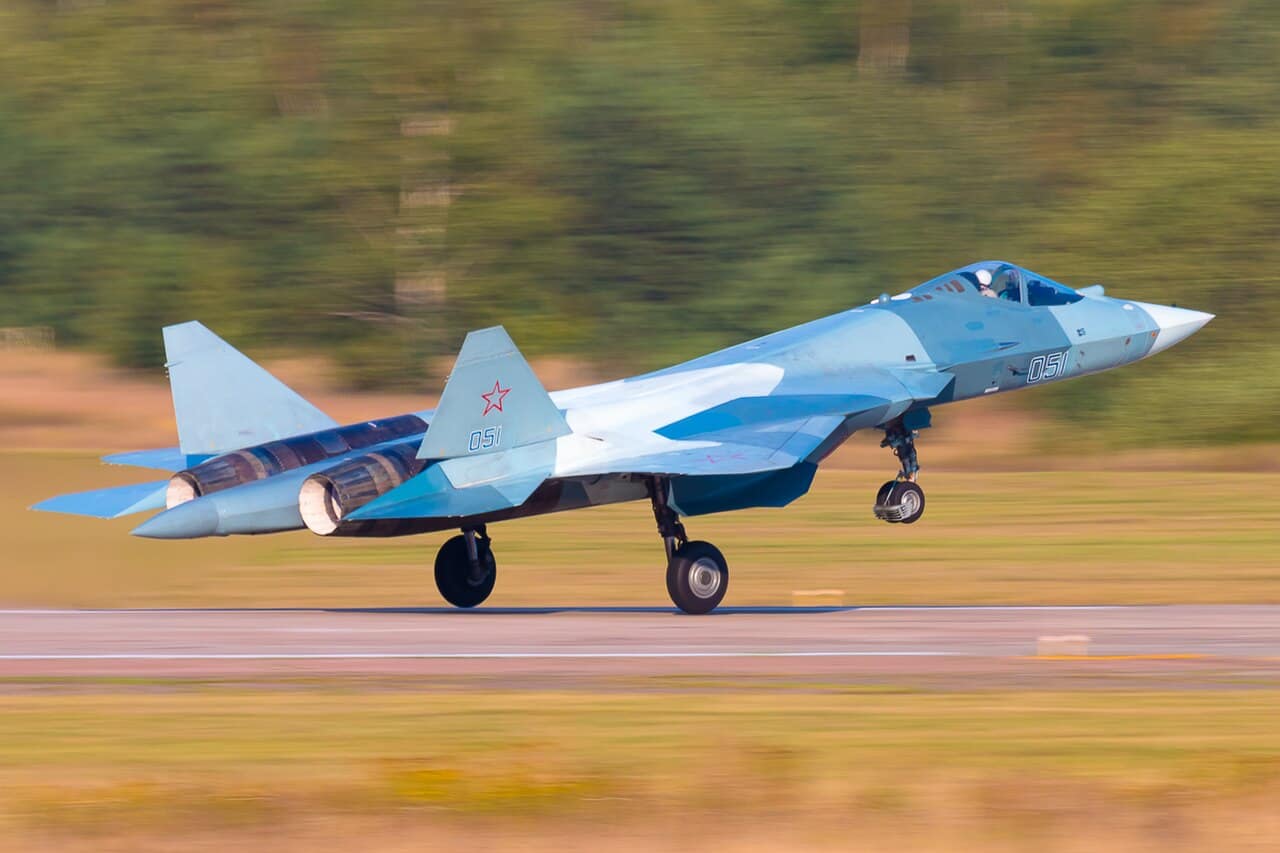 Il caccia di quinta generazione russo Sukhoi Su-57 Felon al decollo.