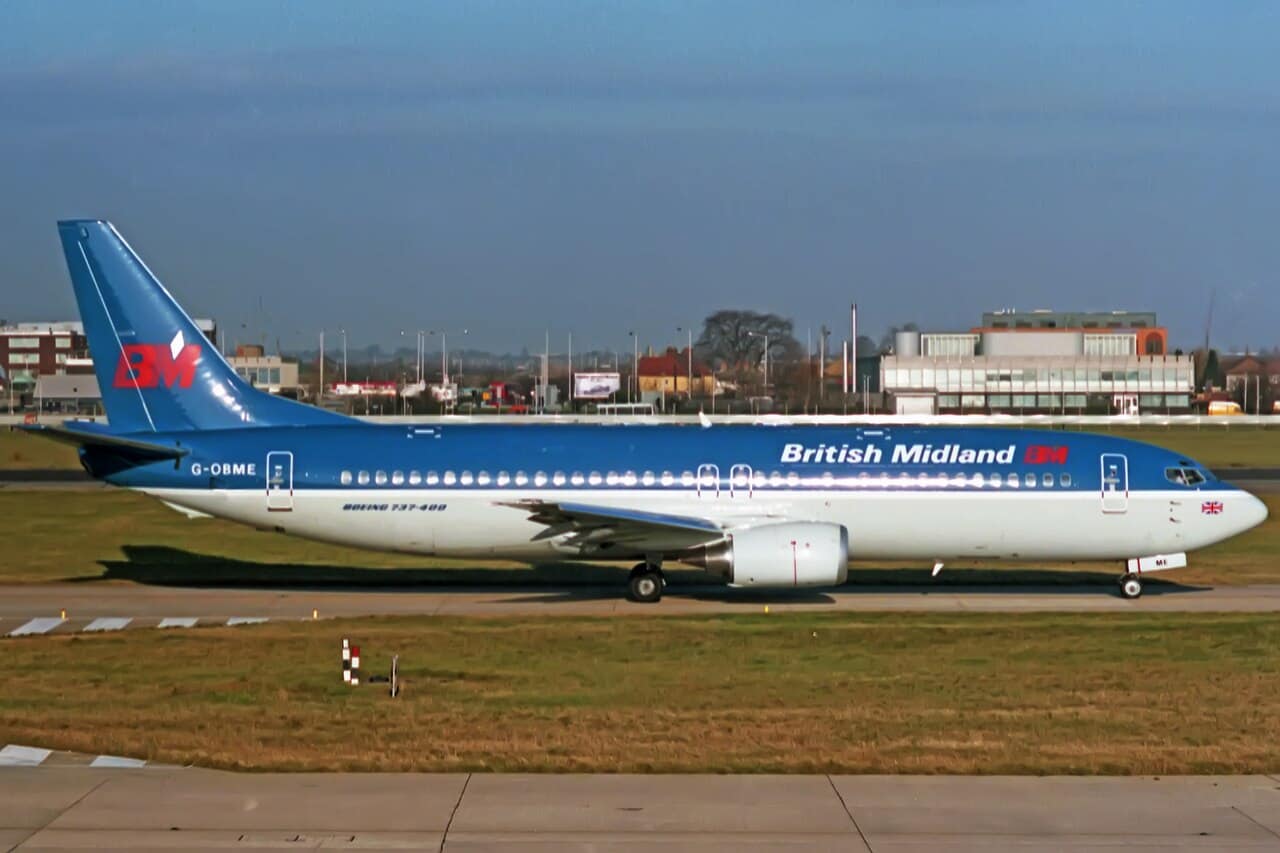 British Midland Boeing 737-4Y0; G-OBME, @LHR, November 1988.jpg