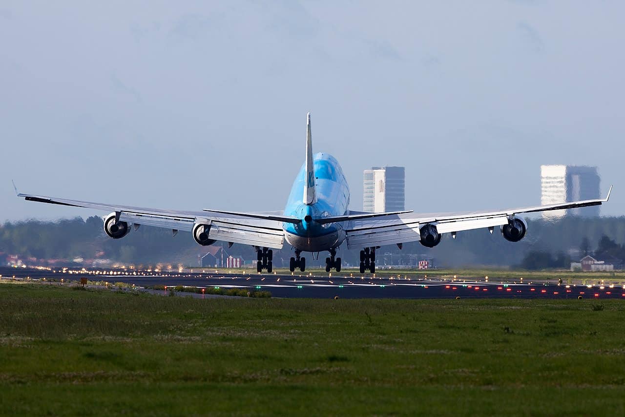 Boeing 747 de KLM effectuant un atterrissage par vent de travers
