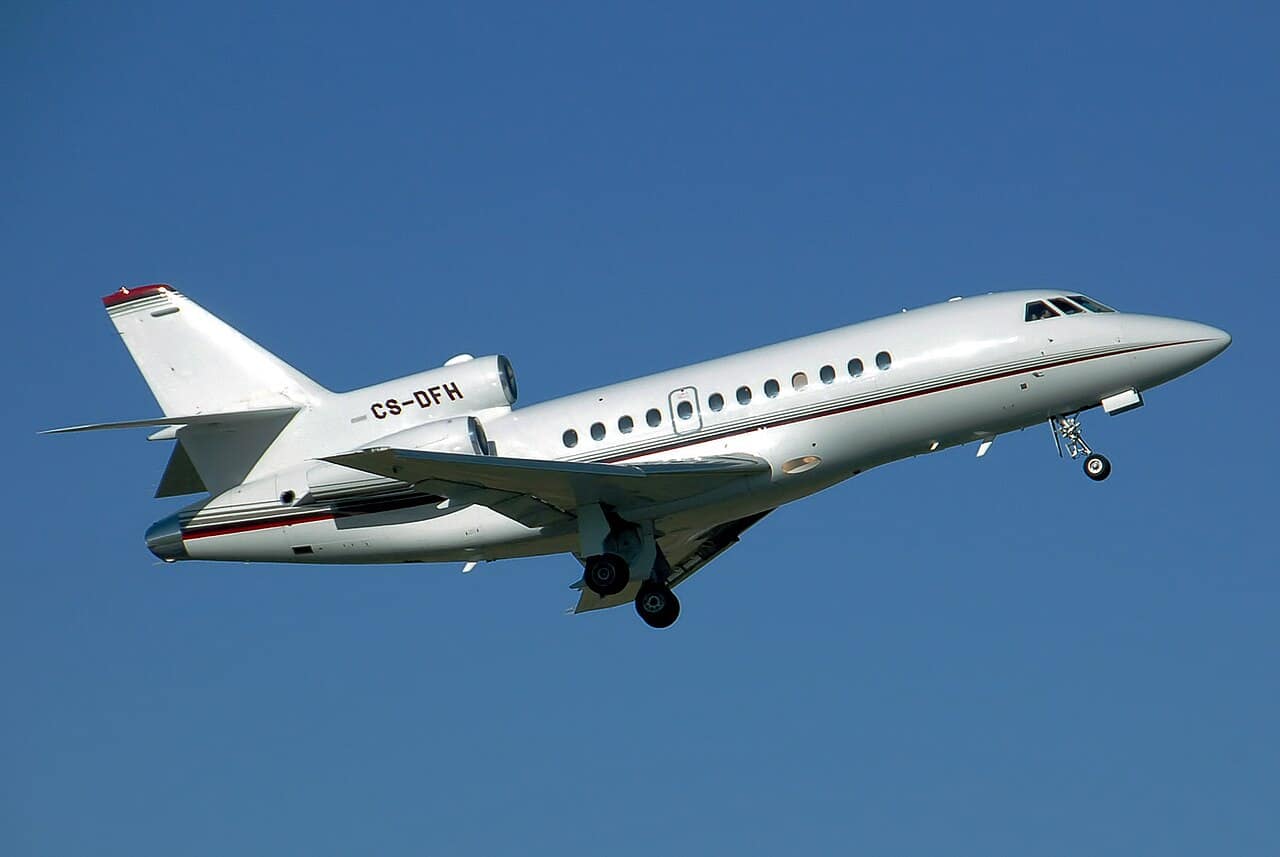 Un avión de negocios trimotor Dassault Falcon: la familia Falcon ha definido la aviación ejecutiva francesa durante décadas.