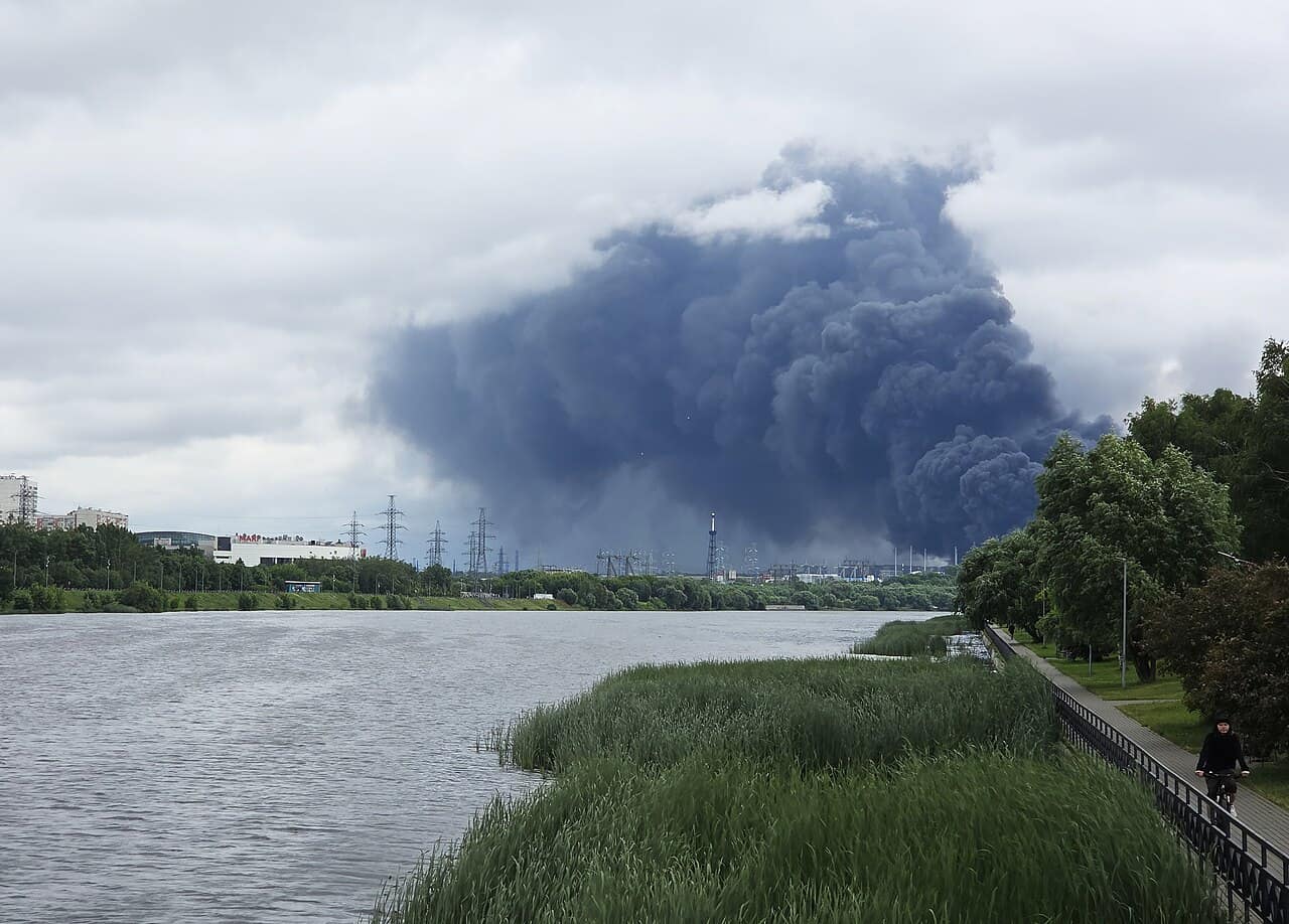 Black smoke rising from the Moscow Oil Refinery in Kapotnya after a Ukrainian drone strike on 18 June 2026