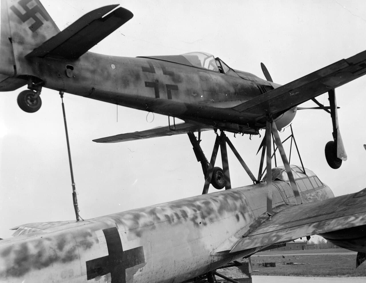 Un Ju 88/Fw 190 Mistel capturé, photo composite, sur l'aérodrome de Merseburg, le 15 avril 1945. Corps des transmissions de l'armée américaine