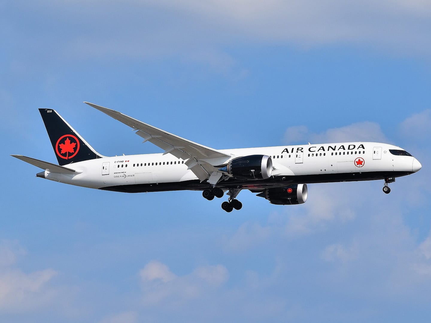 Air Canada Boeing 787-9 Dreamliner C-FVND on final approach