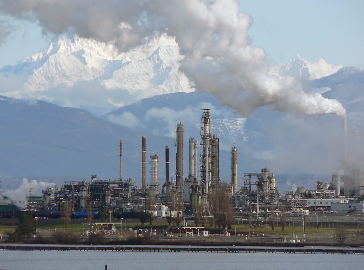 Refinería de petróleo que procesa petróleo