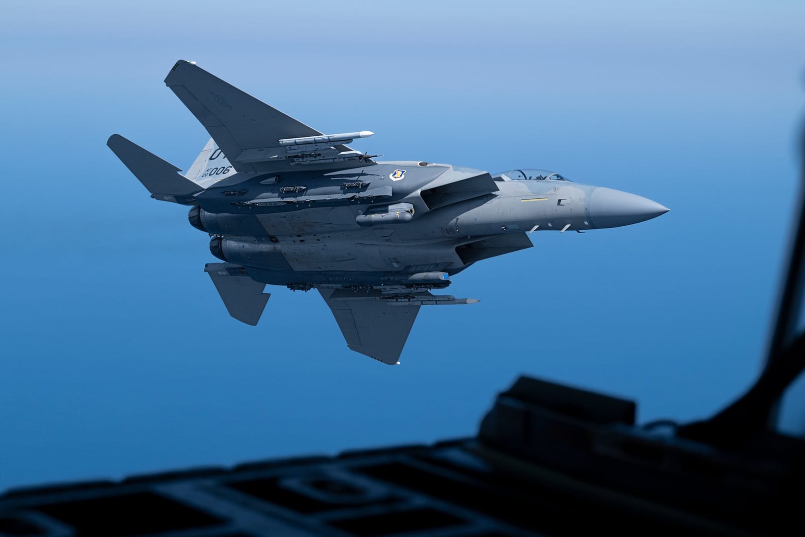 Un F-15EX Eagle II armado de la Fuerza Aérea de EE. UU. realiza un giro sobre el Golfo durante una salida de prueba desde la Base Aérea de Eglin.
