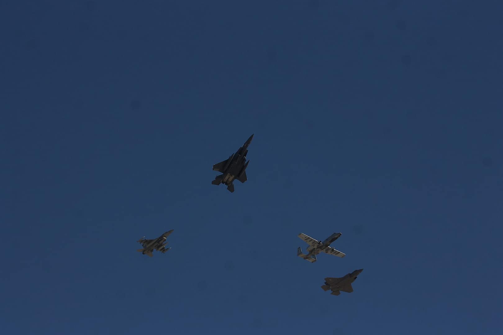Un F-15E se aleja de la formación en el homenaje al hombre desaparecido en Aviation Nation 2019.