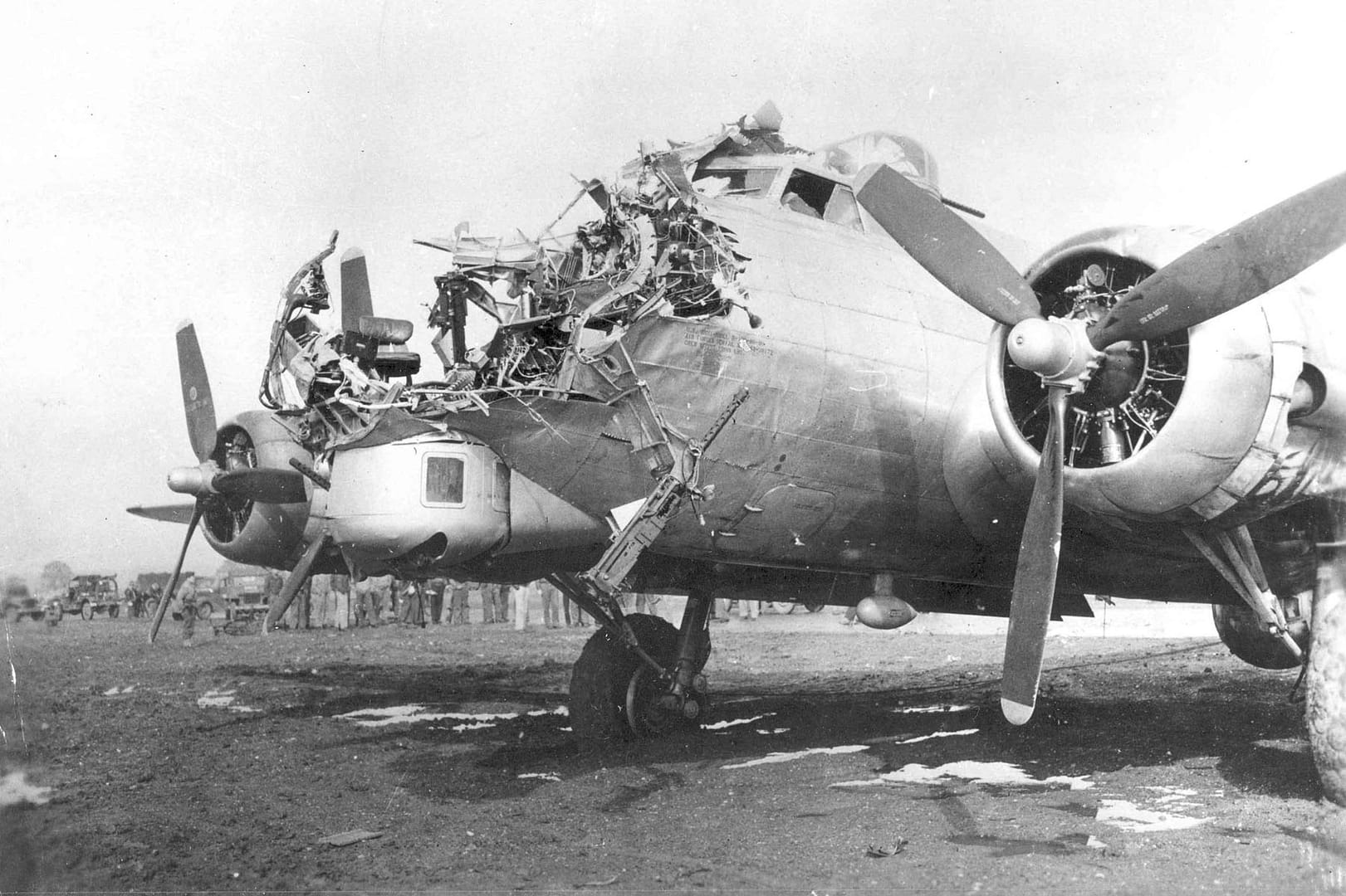 Daños en el morro del B-17 Delancey por fuego antiaéreo