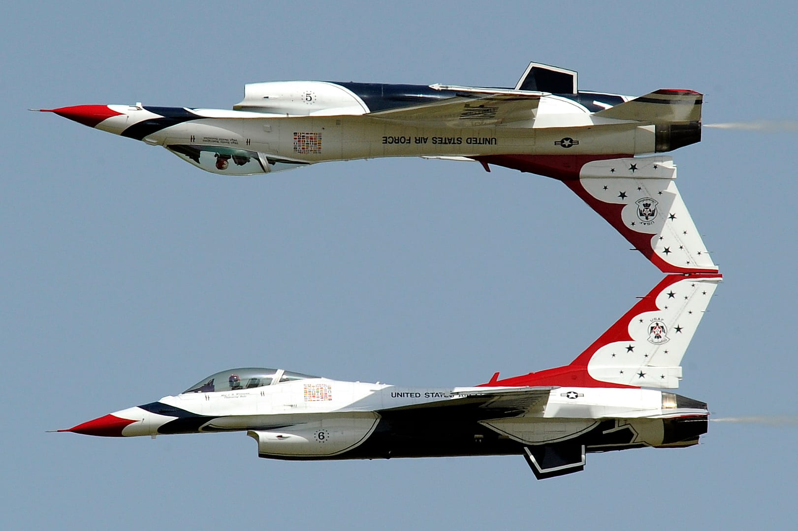 Los F-16 Fighting Falcon de los Thunderbirds de la USAF realizan el paso calipso.
