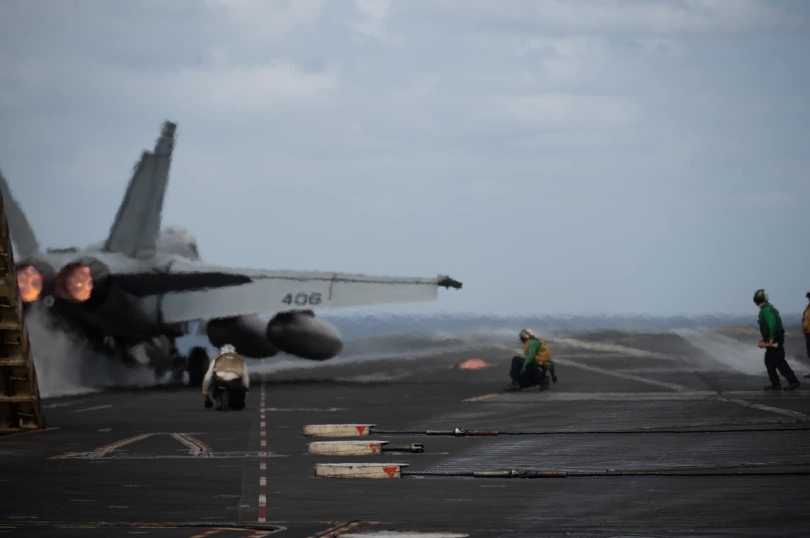 Un F/A-18E Super Hornet del VFA-146 in fase di decollo dalla USS Nimitz.