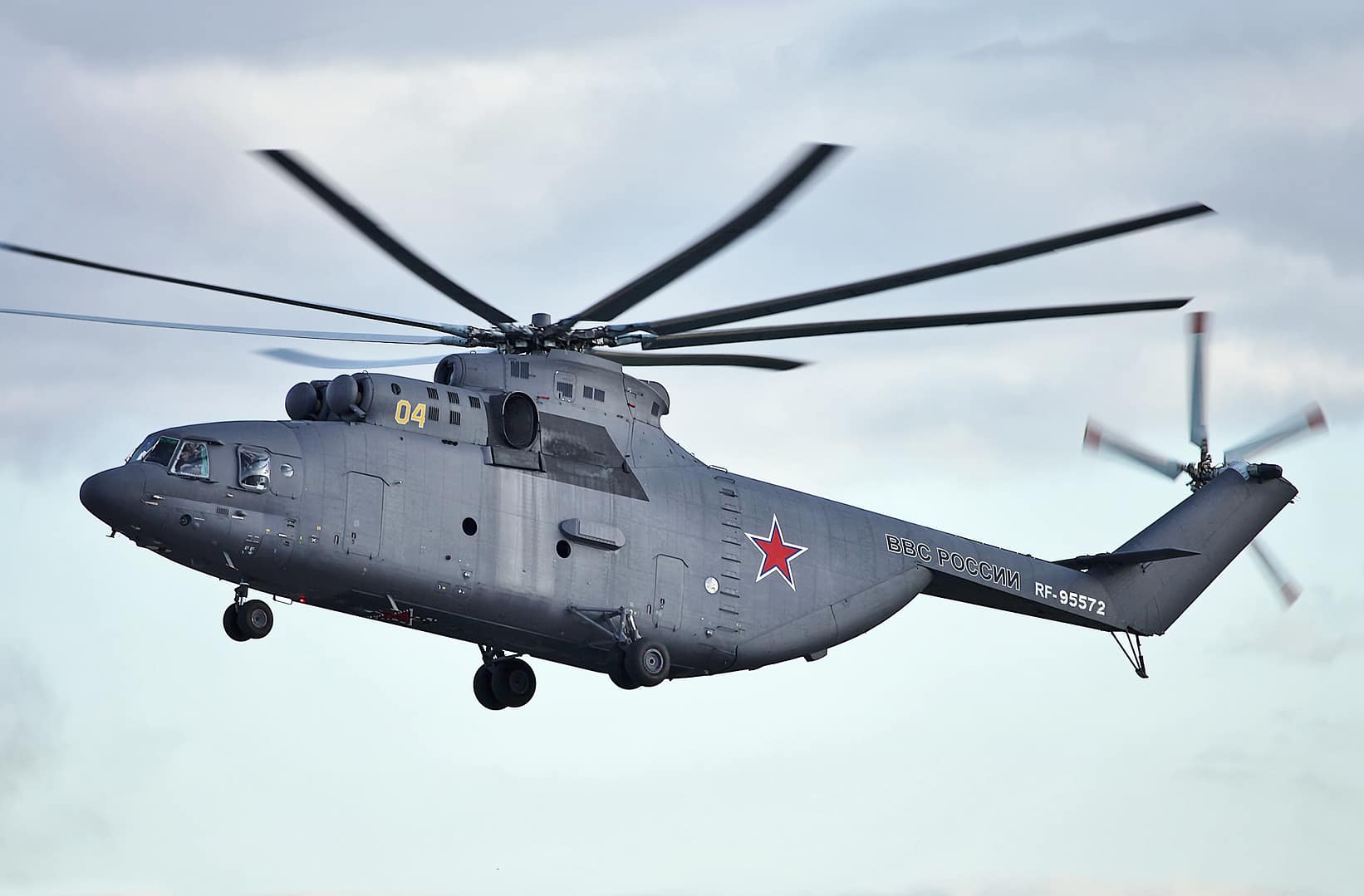 Helicóptero de carga pesada Mil Mi-26 transportando el fuselaje de un avión de pasajeros Tupolev Tu-134.