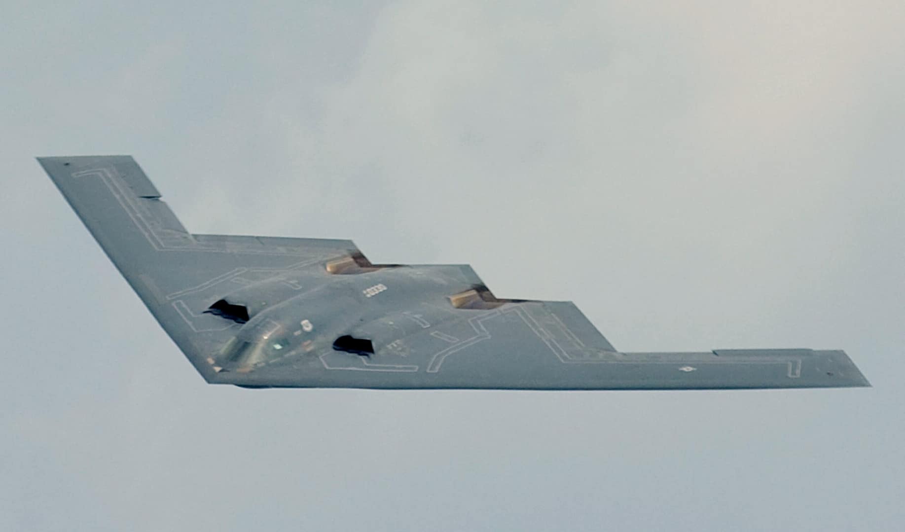 Bombardero furtivo B-2 Spirit de Northrop Grumman de la USAF en vuelo.