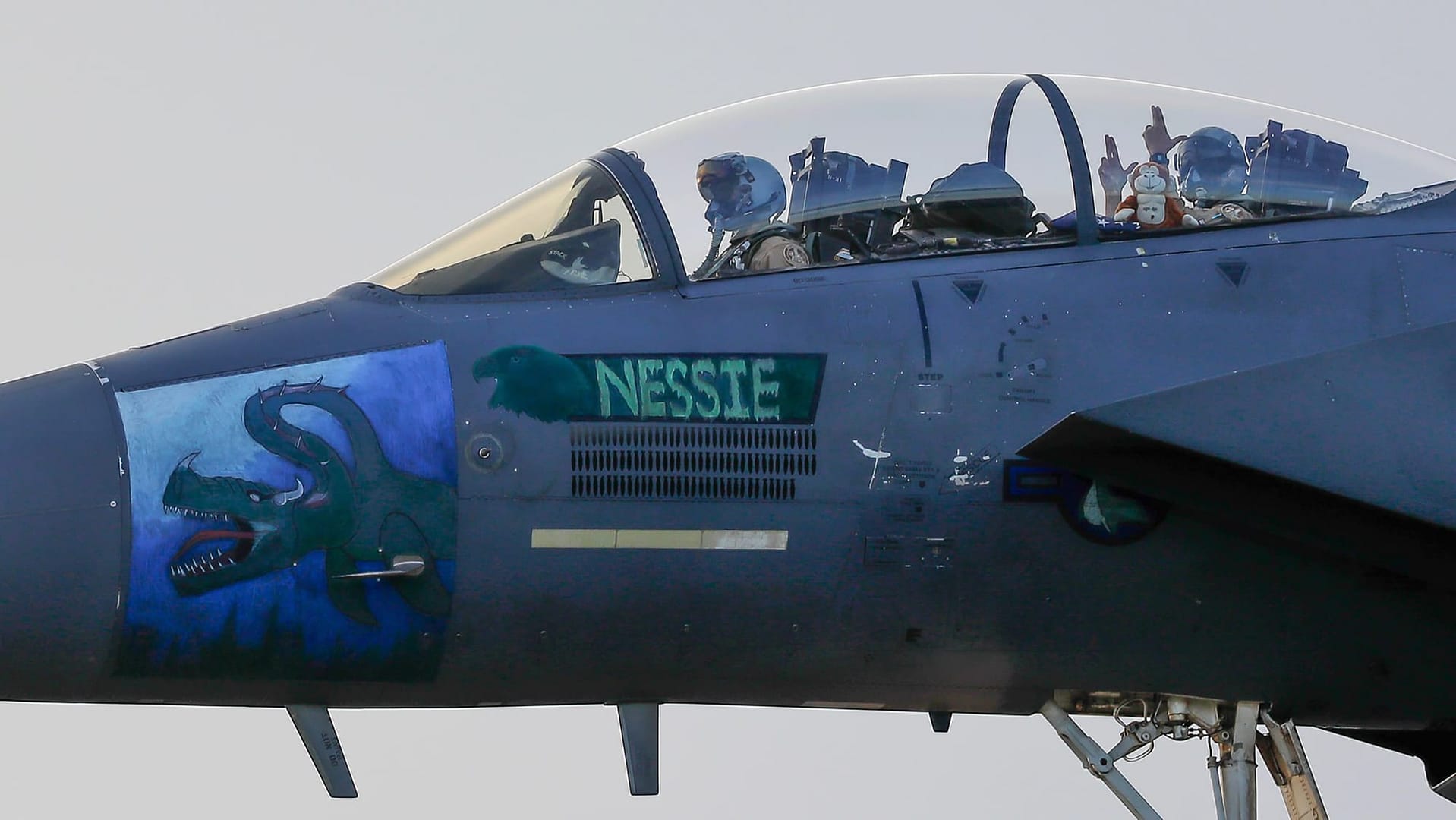 Eine F-15E Strike Eagle der 494. Jagdstaffel der US-Luftwaffe auf der RAF-Basis Lakenheath präsentiert nach ihrer Rückkehr von Einsätzen im Nahen Osten eine neue Bugbemalung.