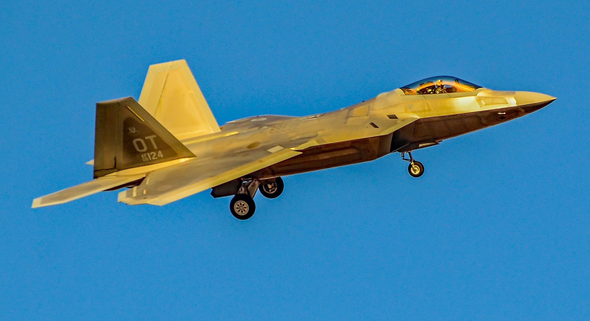Avión de combate furtivo Lockheed Martin F-22A Raptor de la USAF en vuelo