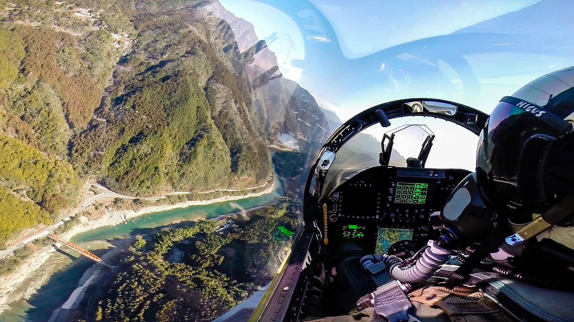 Amazing image of an F18 flying low!