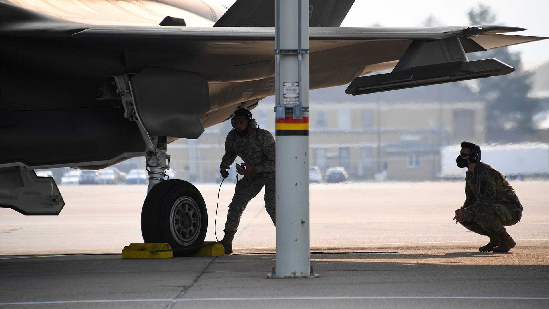 Vorfluginspektion des F-35-Crewchefs Ein F-35-Crewchef führt Vorflugkontrollen auf der Hill Air Force Base durch.