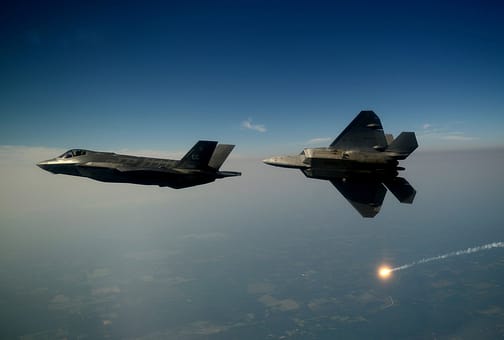 Avions de cinquième génération - F-22 Raptor et F-35 Lightning II Avions de cinquième génération - Lockheed Martin F-22 Raptor et F-35 Lightning II