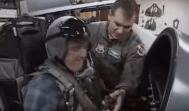 Jeremy Clarkson de Top Gear pilotando un avión de combate F-15