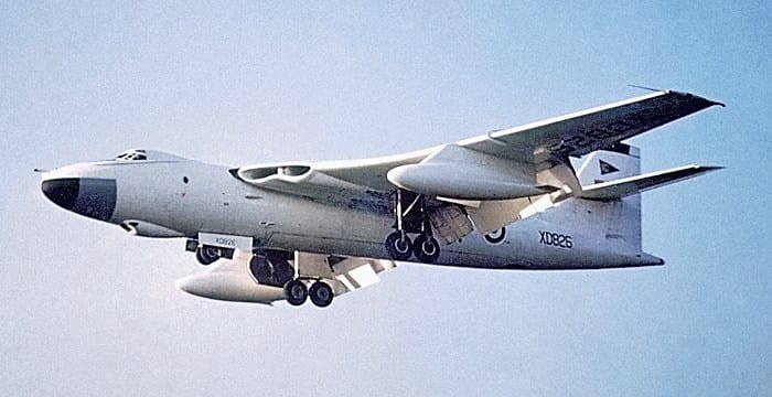 Vickers Valiant XD826 in flight, 1961 Vickers Valiant anti-flash white V-bomber XD826 in flight at Filton, 1961