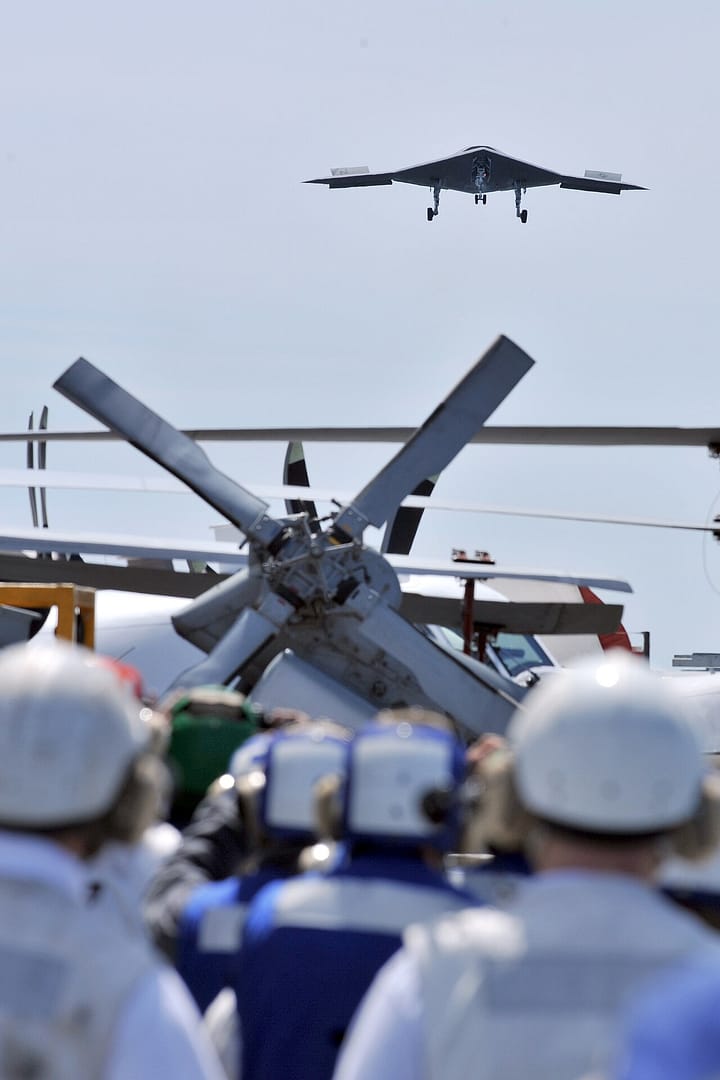 Demostrador del UCAV X-47B de la Armada de los EE. UU. sobre el USS George HW Bush