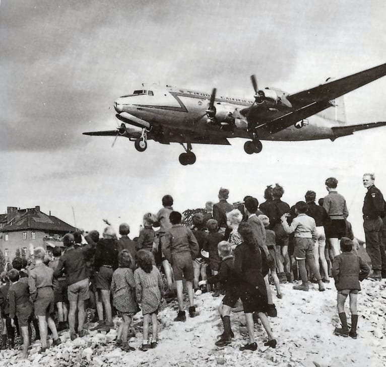 Atterrissage d'un C-54 à Tempelhof pendant le pont aérien de Berlin