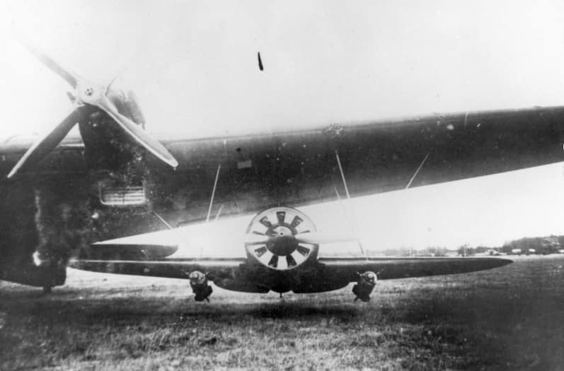 Zveno-SPB: Polikarpov I-16 with bombs mounted under a Tupolev TB-3