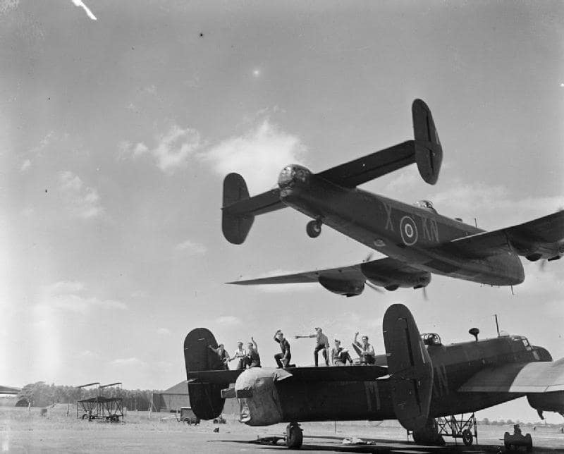 handley-page-halifax-low-pass-elvington