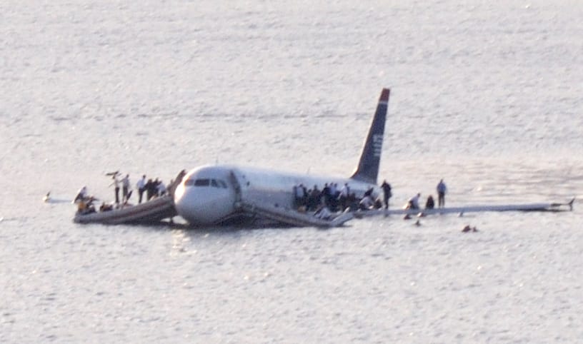 Aereo si schianta contro un campo coltivato sul fiume Hudson.