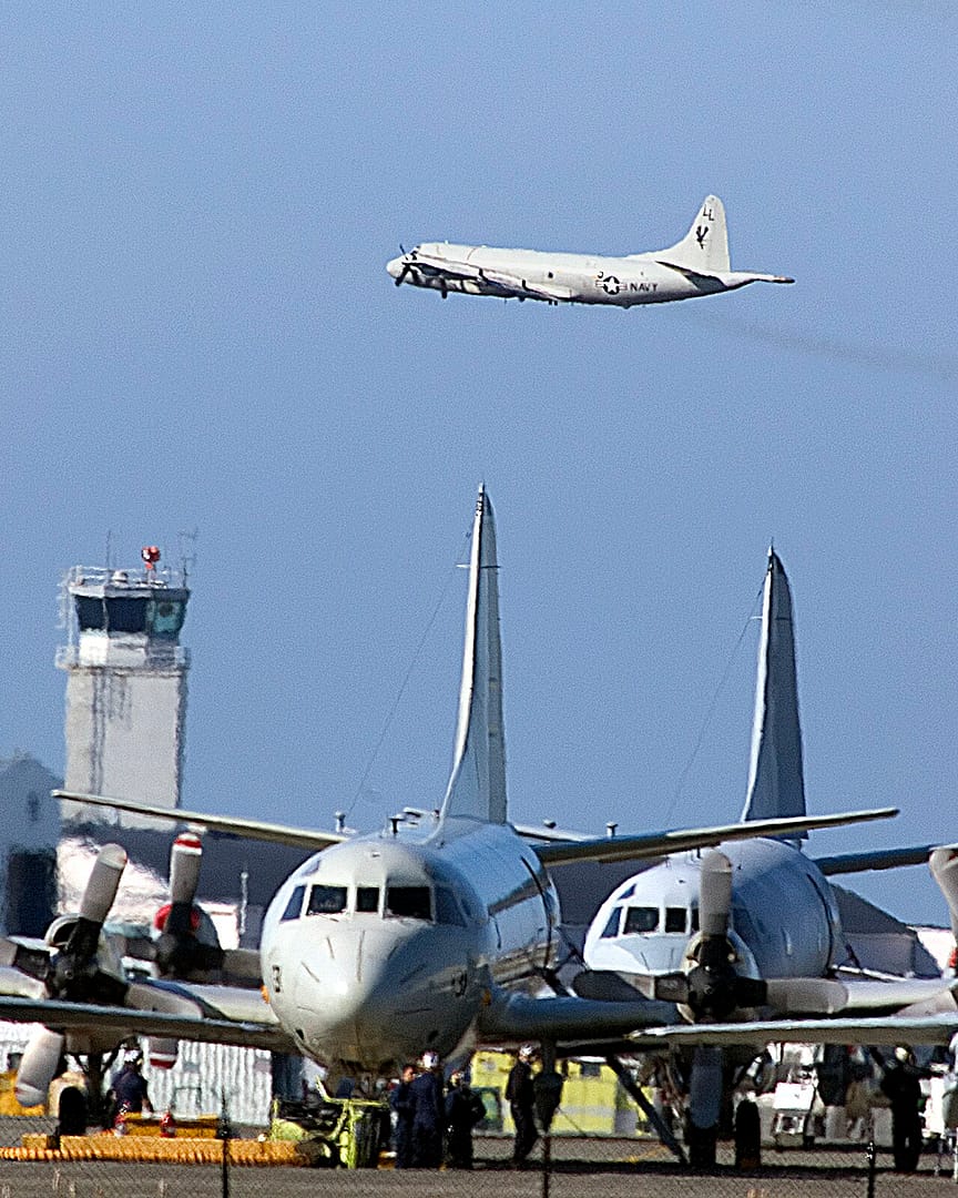 Un aereo da pattugliamento marittimo P-3C Orion della Marina statunitense decolla dalla base aerea navale di Whidbey Island.