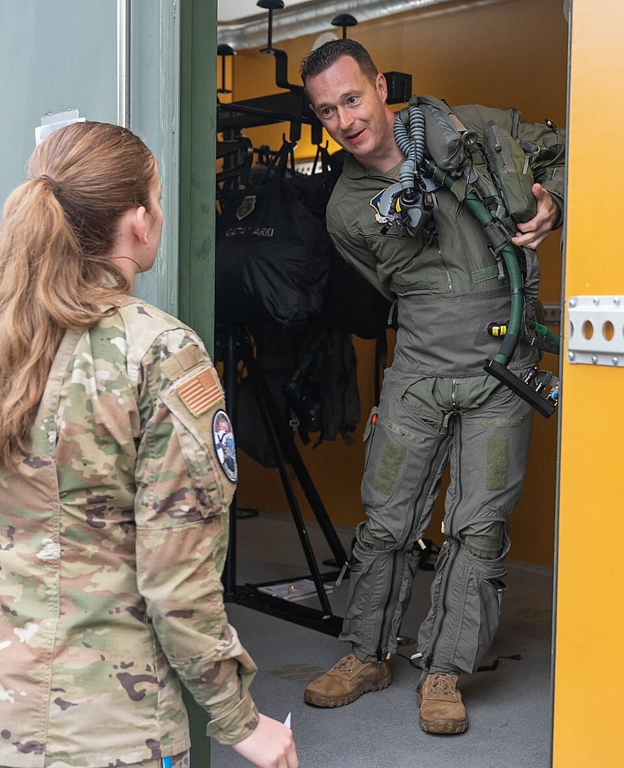 Traje antigravedad y equipo de vuelo para pilotos de combate