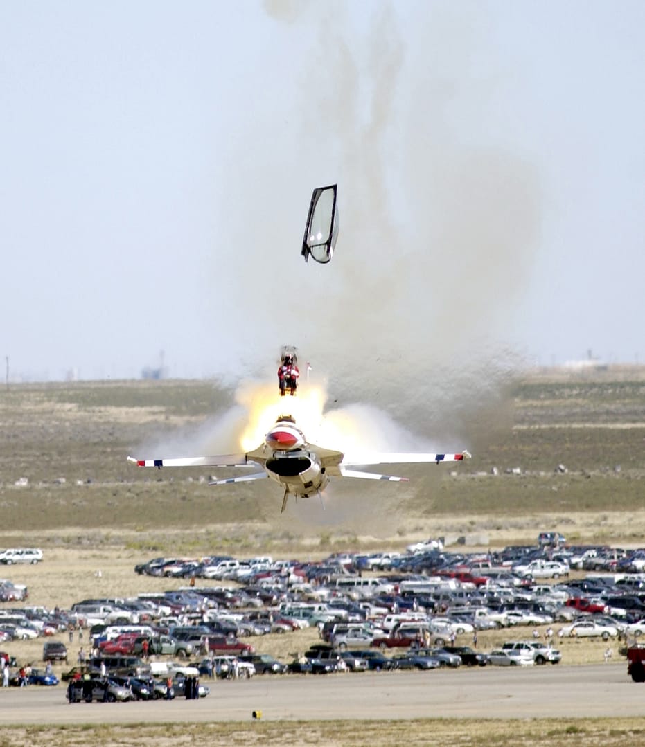 Thunderbirds F-16 pilot ejecting during 2003 Mountain Home airshow