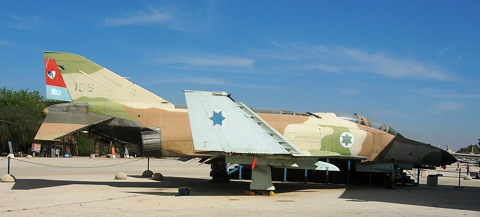 Un McDonnell Douglas F-4E Phantom (Kurnass) de l'armée de l'air israélienne — l'avion à bord duquel Giora Epstein a remporté la plupart de ses 17 victoires aériennes