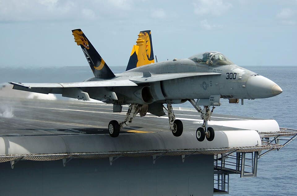 Un FA-18C Hornet despegando de la cubierta de vuelo de un portaaviones de la Armada de los Estados Unidos.