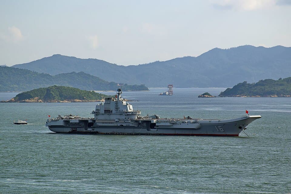 Premier avion de chasse chinois atterrissant dans le Liaoning