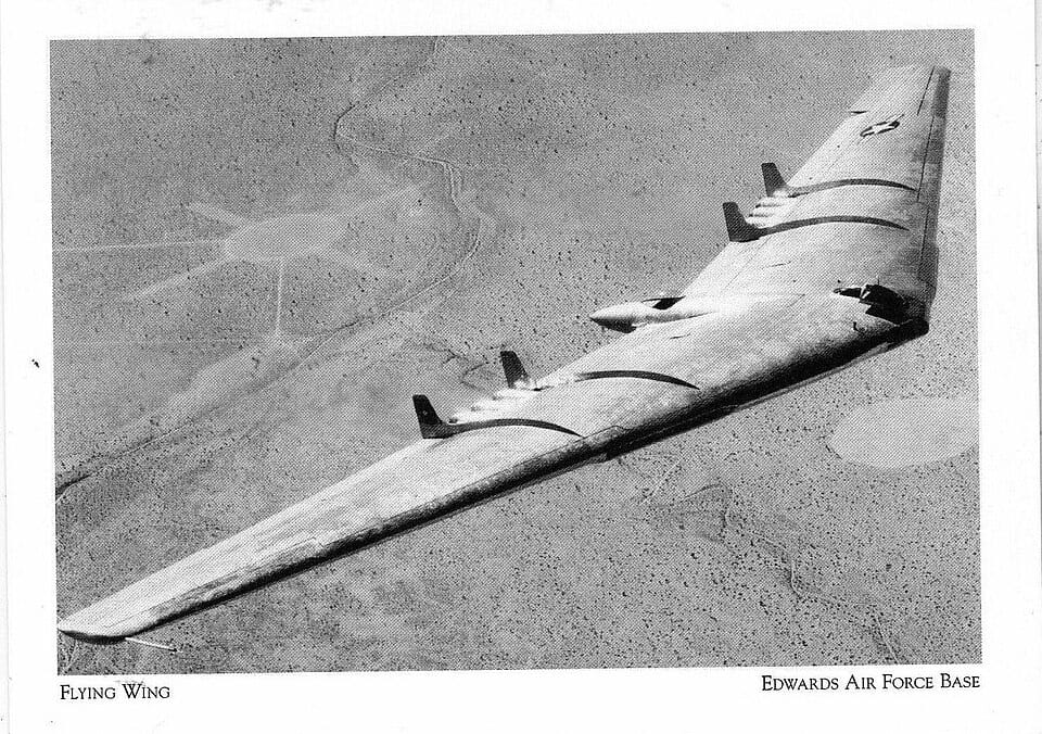 Il prototipo del bombardiere ad ala volante Northrop YB-49 in volo sopra la base aerea di Edwards.