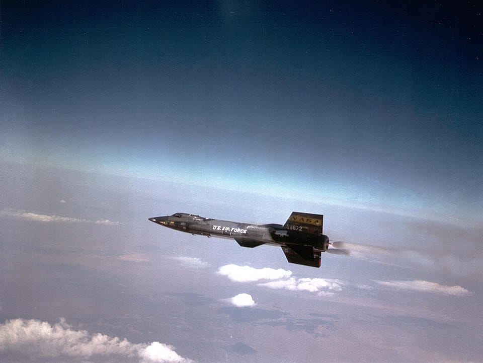 Il velivolo da ricerca a razzo North American X-15 ai confini dello spazio.