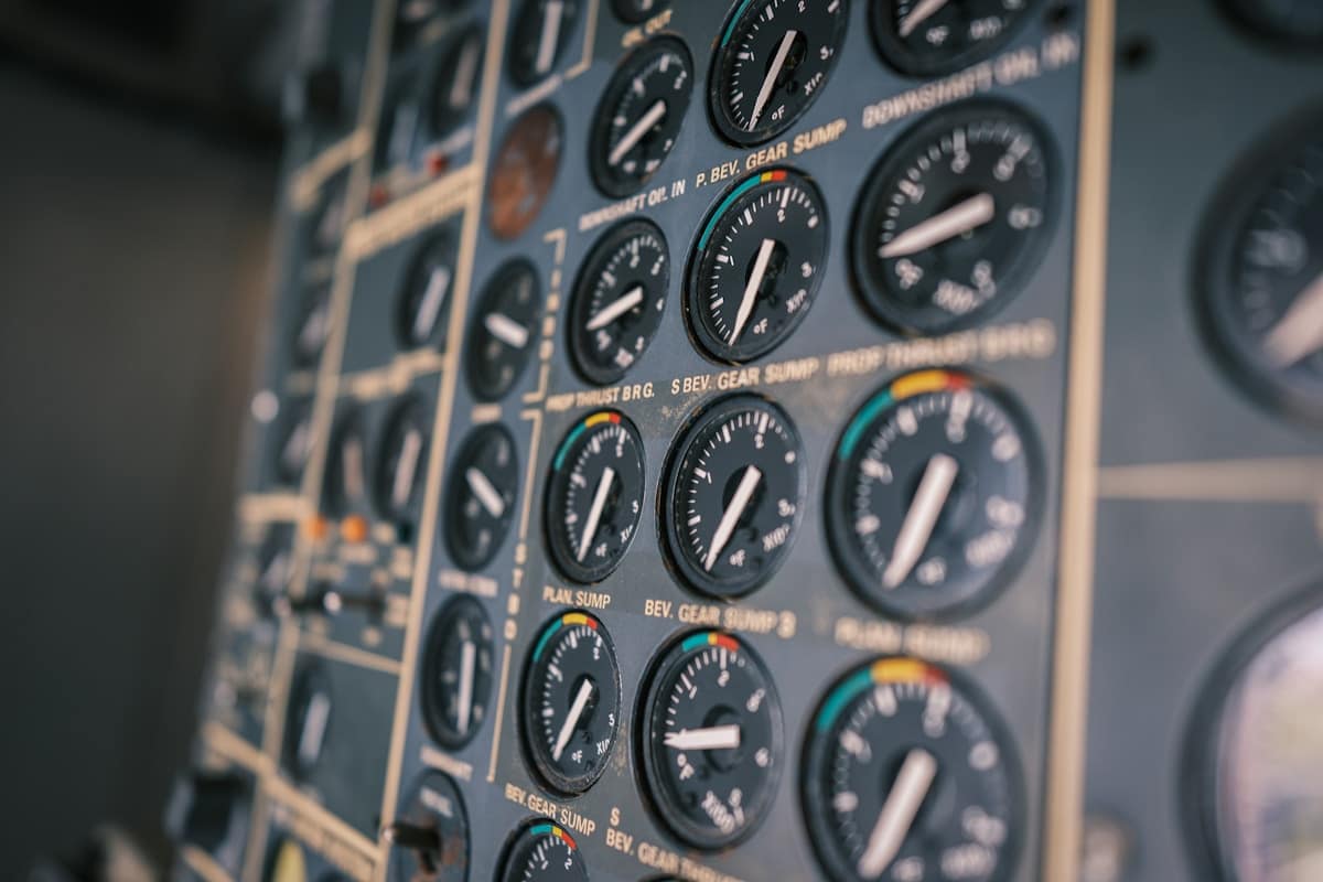 Commercial aircraft cockpit instrument panel