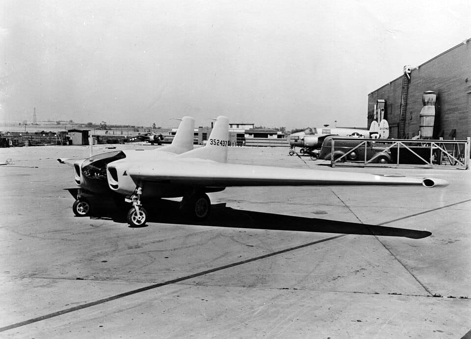 Un Northrop XP-79B parcheggiato, 1945