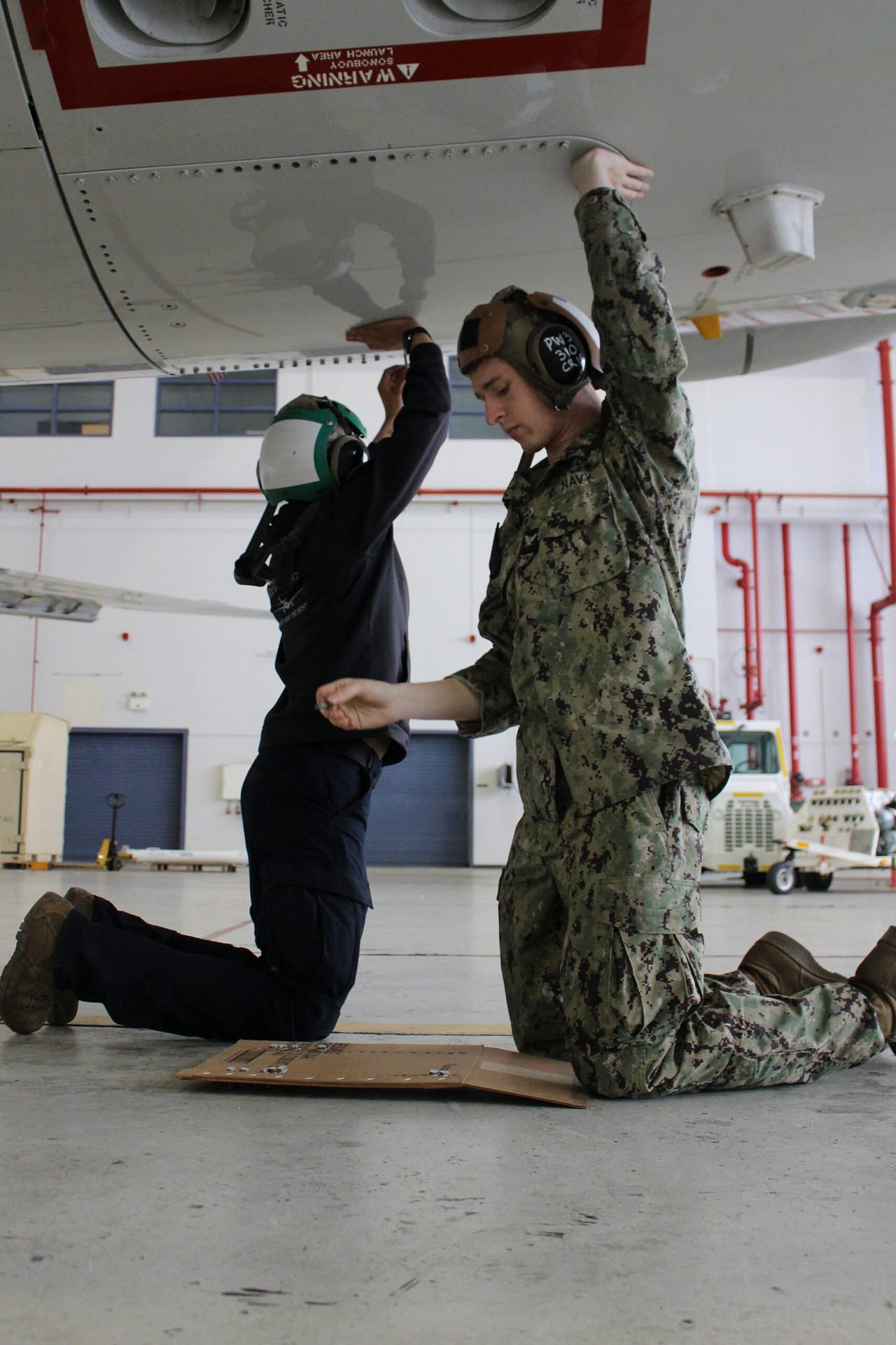 Un P-8A Poseidon sottoposto a un'ispezione di manutenzione del pannello posteriore. La nuova struttura australiana presso la base RAAF di Edimburgo si occuperà della manutenzione pesante delle flotte di P-8A in tutta la regione indo-pacifica.