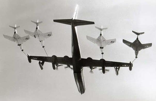 Un avión cisterna Convair R3Y Tradewind reabasteciendo de combustible a aviones de combate.